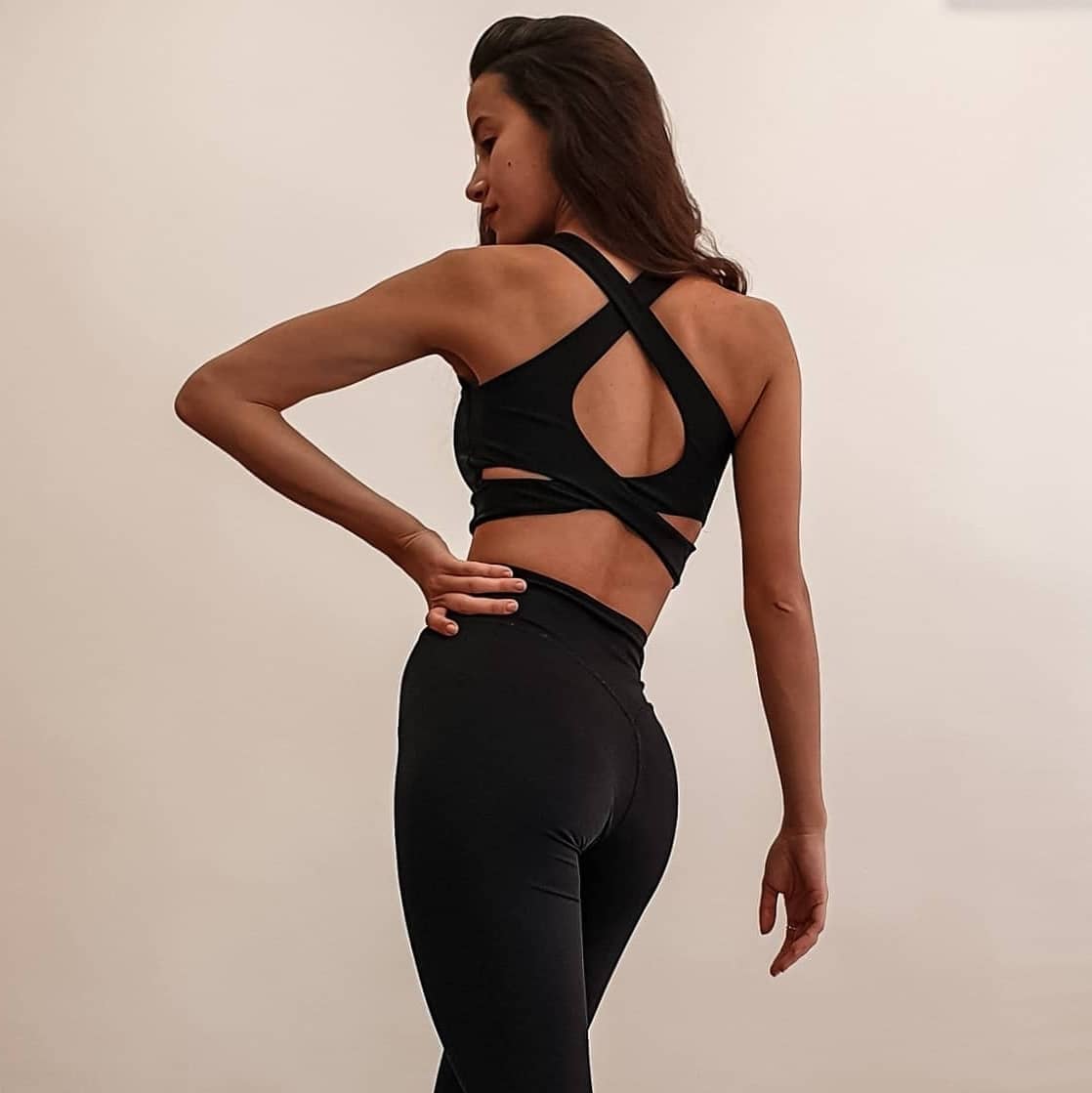 Η παντελόνα Sculpt Pants (Black) συνδυάζει άνεση, κομψότητα και λειτουργικότητα. Eλαστικό ύφασμα, άνοιγμα στο κάτω μέρος και διακριτική γραμμή στο κέντρο.
