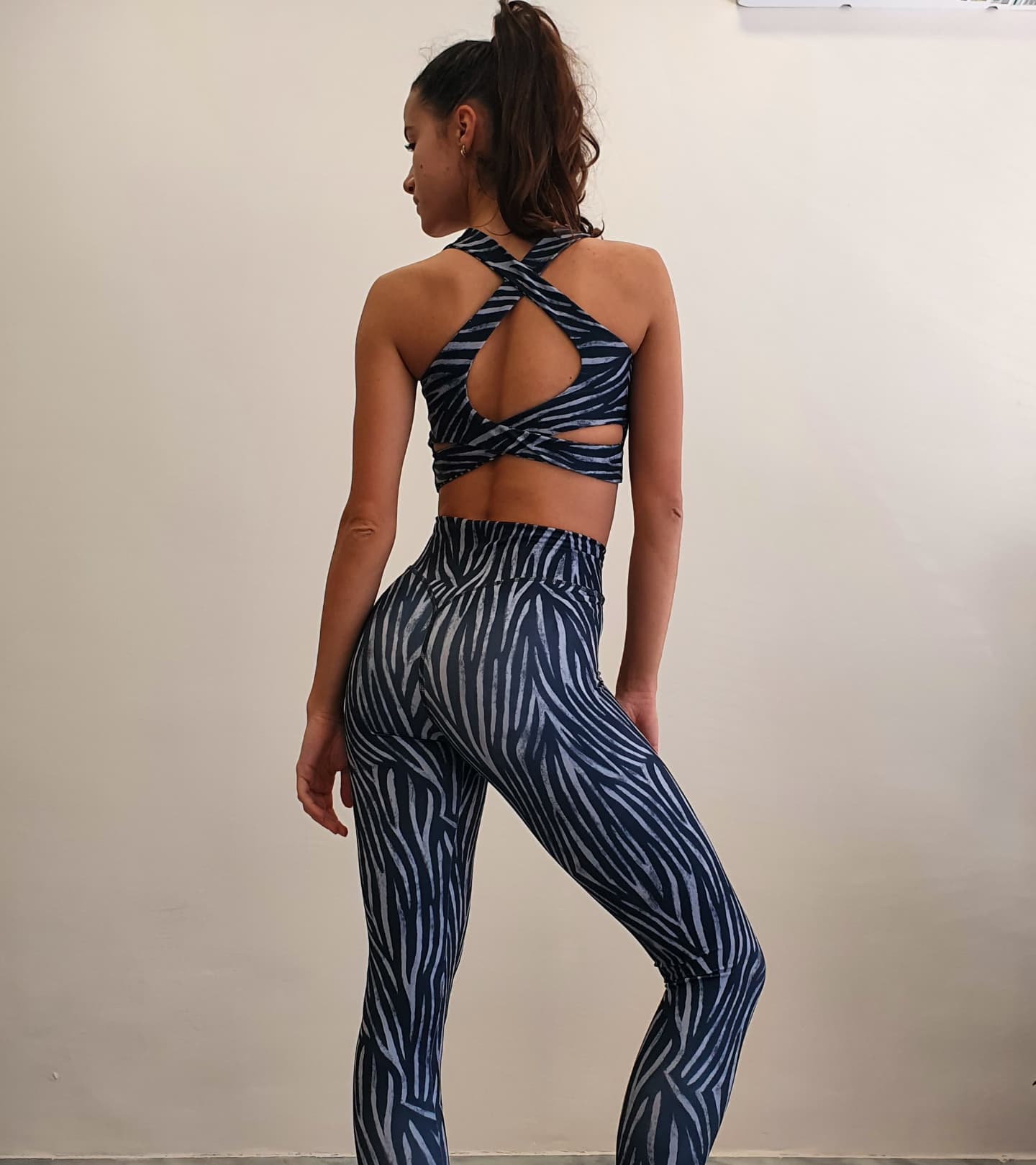 Elevate Pants Black. High waisted & flared. Με κρυφό λάστιχο στη μέση που εξασφαλίζει απόλυτη εφαρμογή χωρίς περιορισμούς.