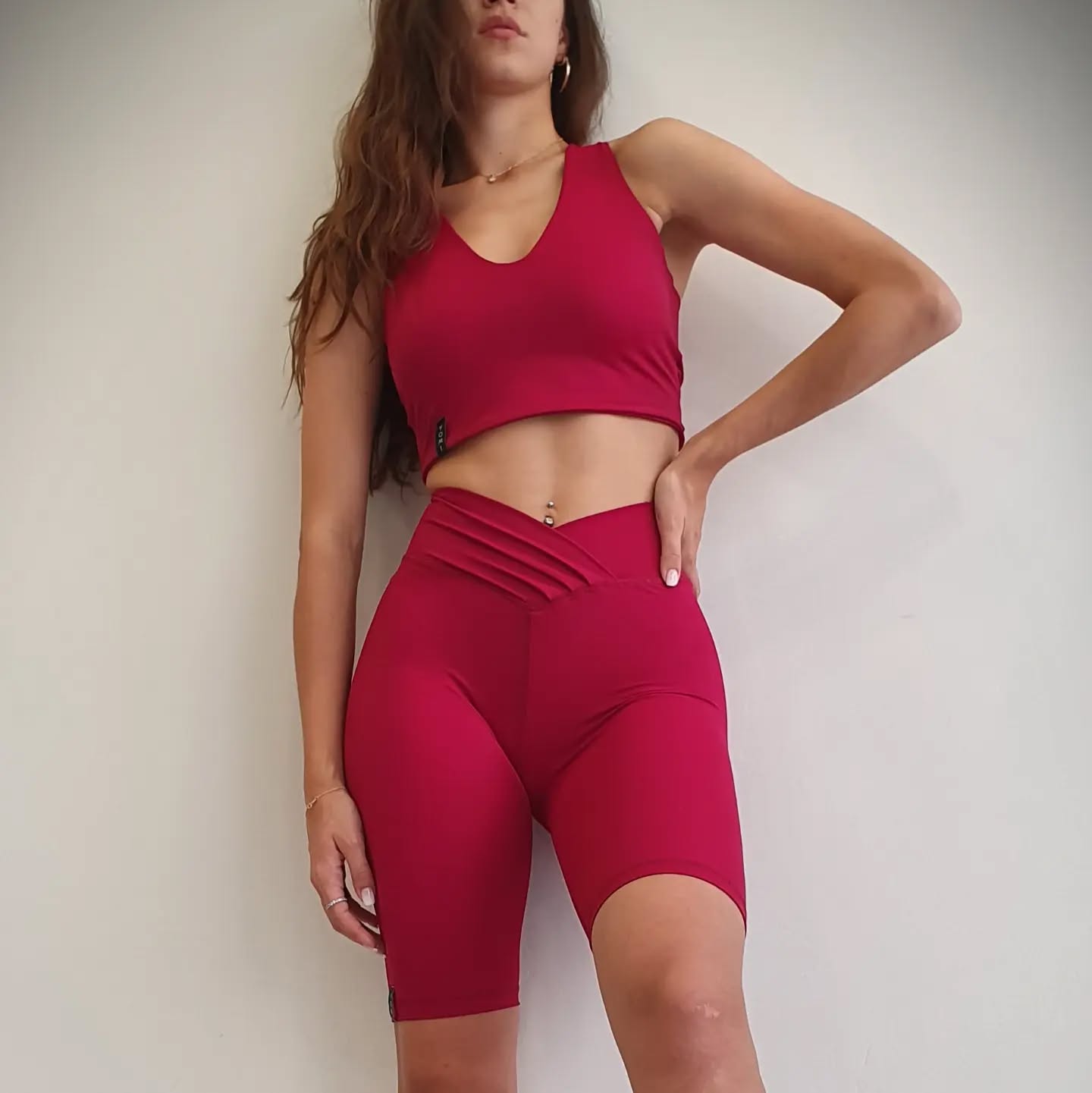 Signature Short Leggings Black προσφέρουν ελευθερία και αναδεικνύουν τη σιλουέτα. Ψηλόμεση εφαρμογή και V-ζώνη που τονίζουν τη μέση και χαρίζουν ύψος.