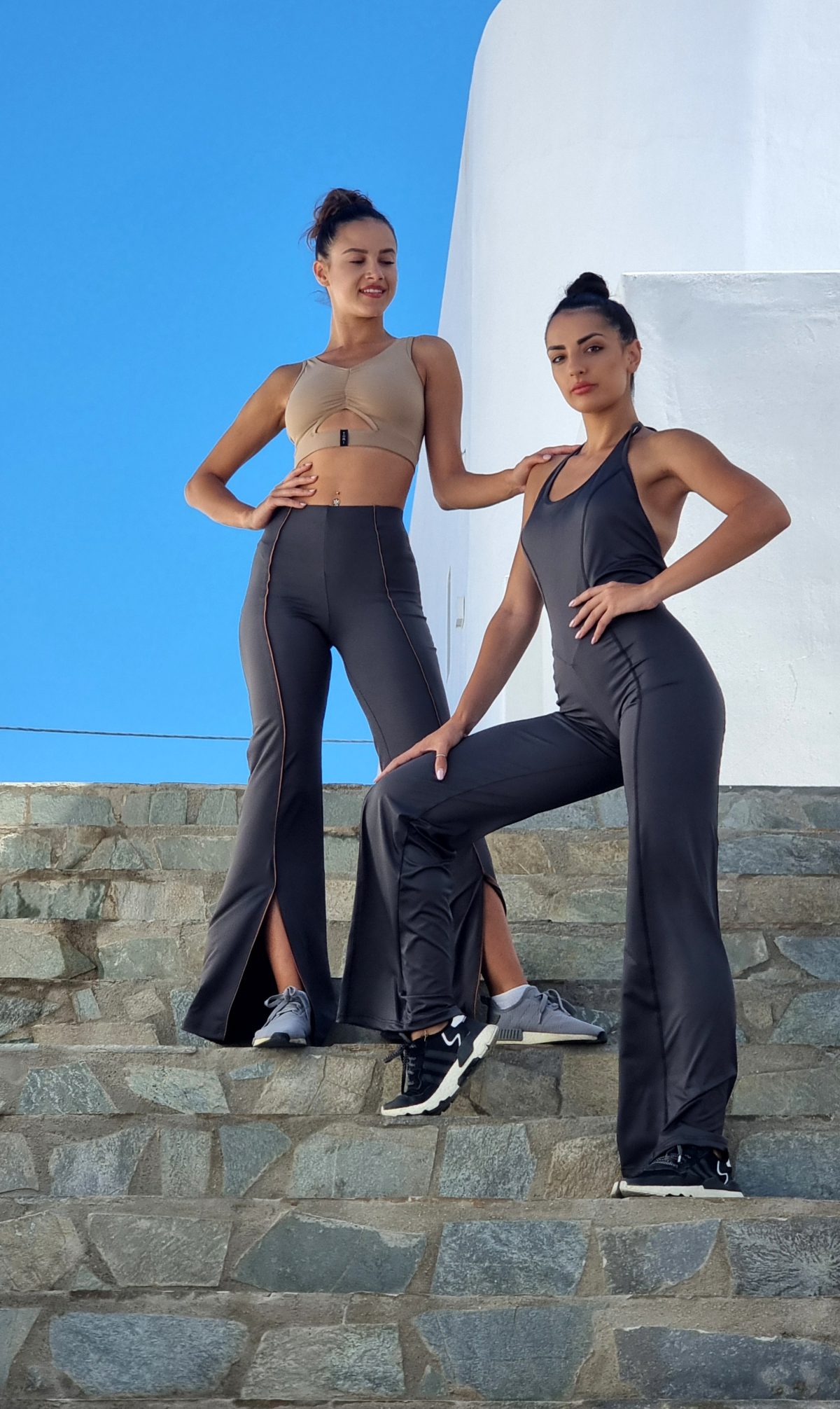 Elevate Pants Beige. High waisted & flared. Με κρυφό λάστιχο στη μέση που εξασφαλίζει απόλυτη εφαρμογή χωρίς περιορισμούς.